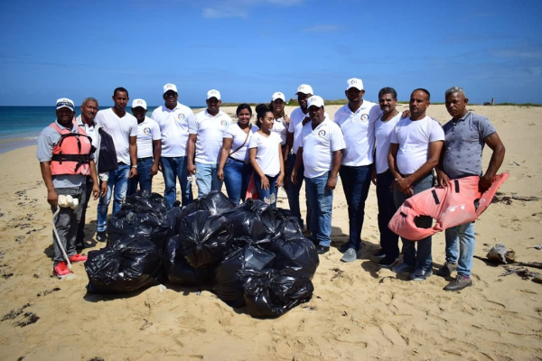 El CCDF junto al Ministerio de Medio Ambiente realizan jornada de limpieza de playas